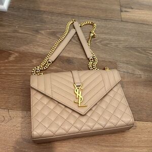 YSL ENVELOPE MEDIUM IN QUILTED GRAIN DE POUDRE EMBOSSED LEATHER, dark beige